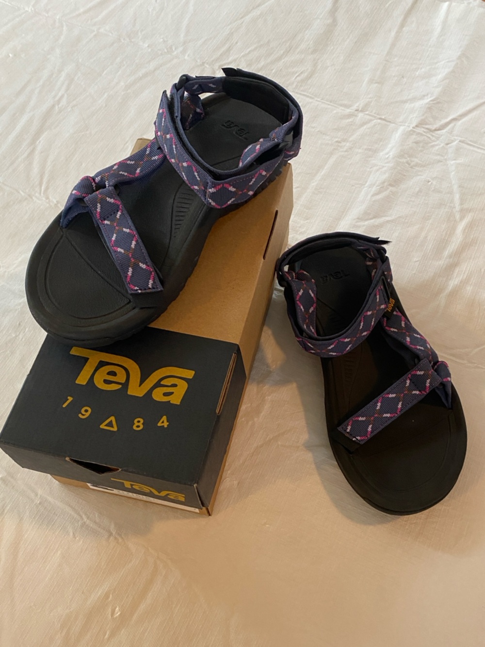 Teva hurricane Xlt2 Black Sandals with Navy and Pink Patterned Straps Womens 8